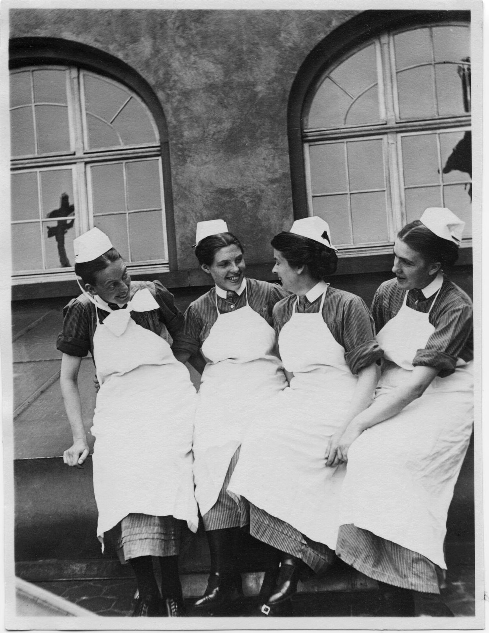 Fotografie von vier Diakonieschwestern im Bürgerhospital, um 1930
