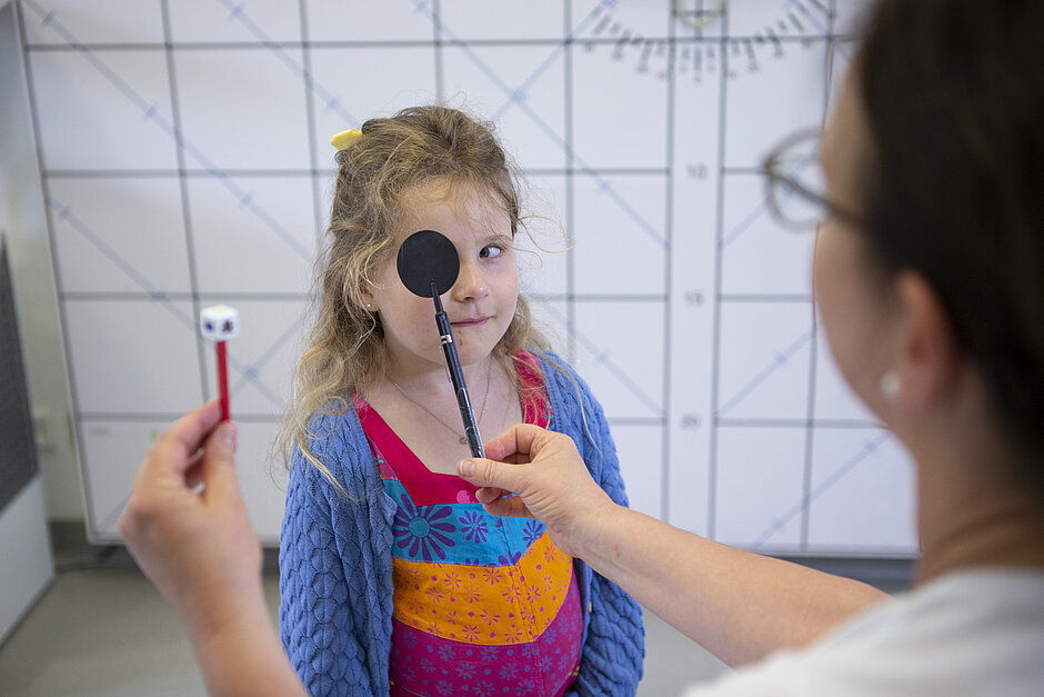 Prof. Dr. med. Susanne Pitz untersucht eine die Augen eines jungen Mädchens