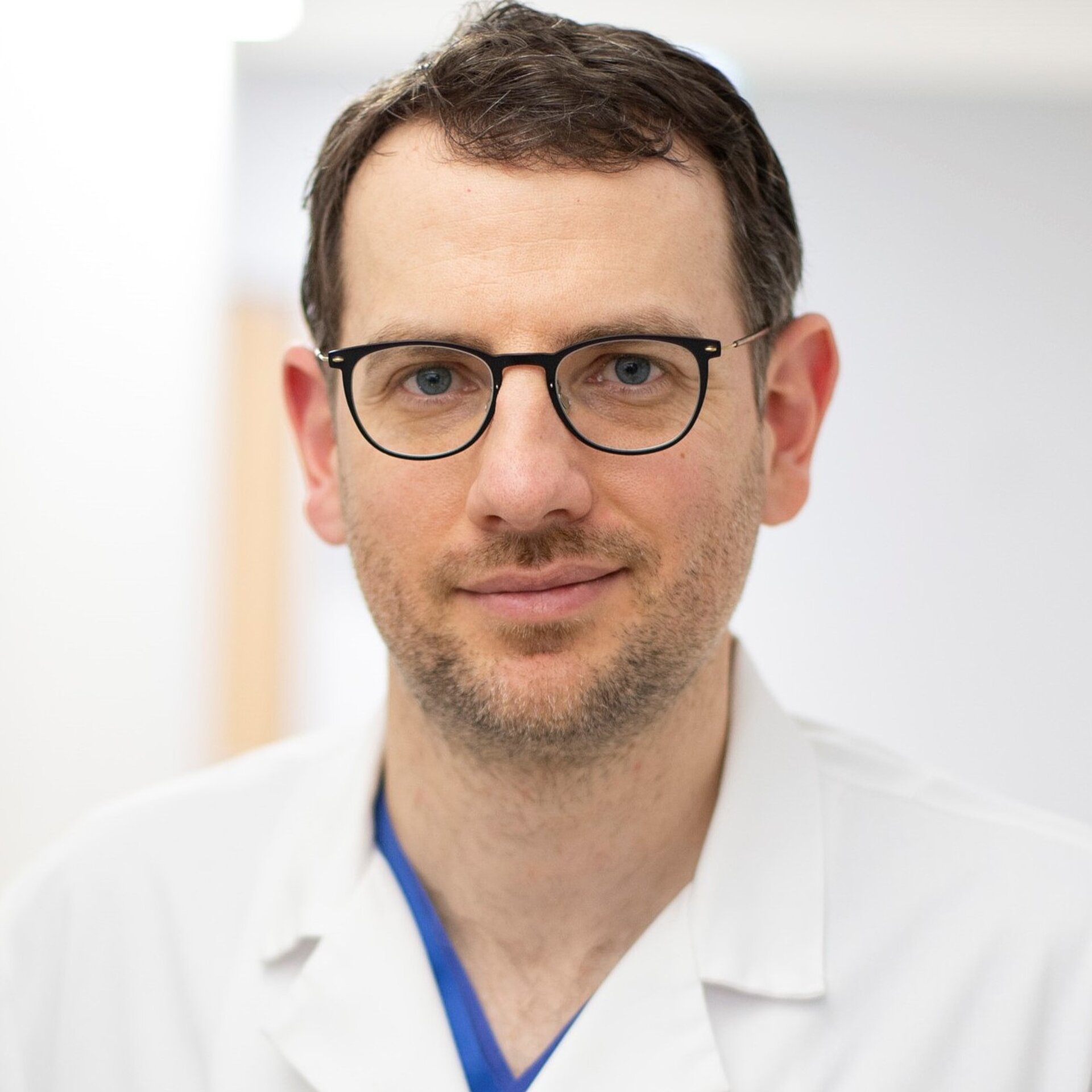 Porträt des Oberarztes der Abteilung Allgemein- & Viszeralchirurgie Max Gatzek