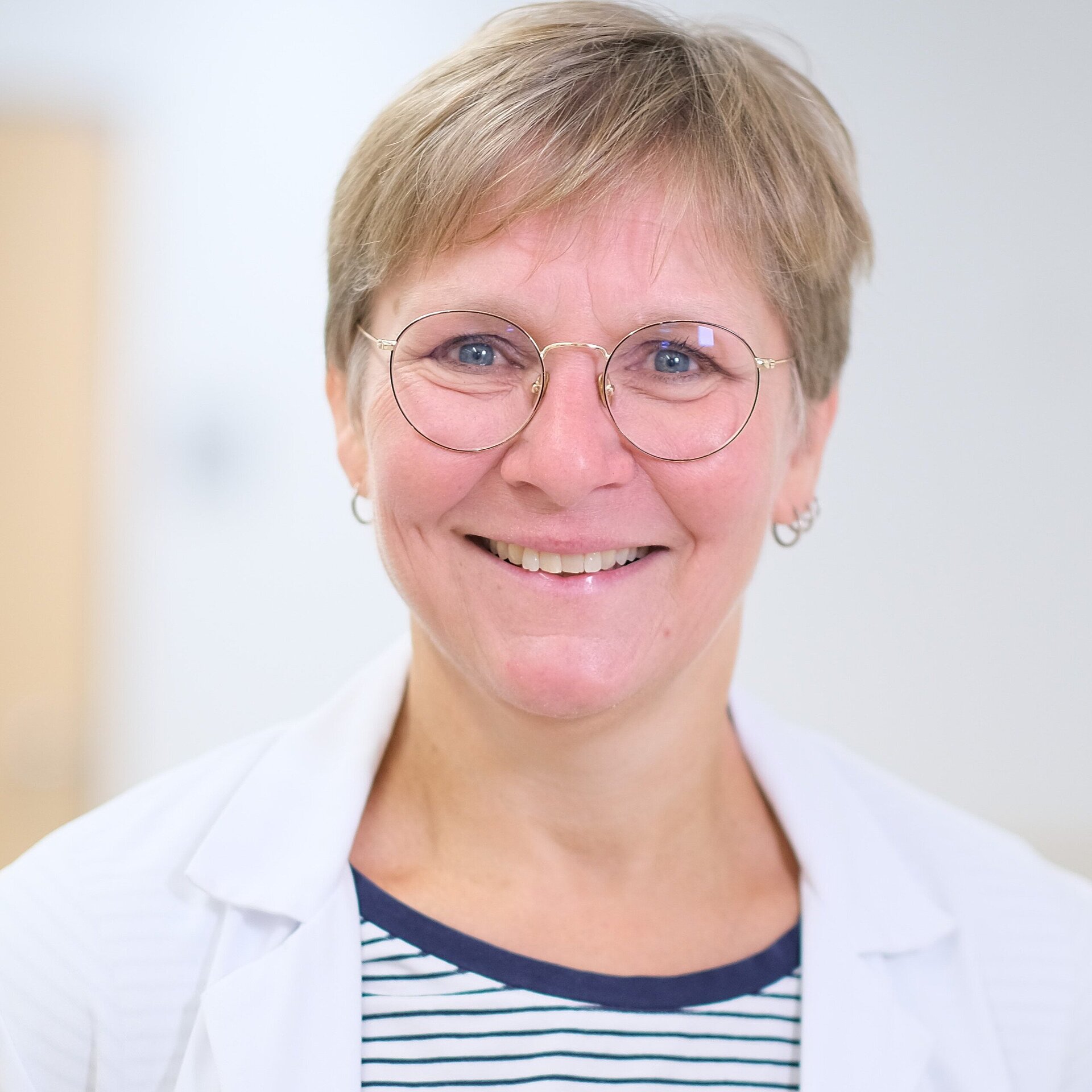 Porträt von Dr. med. Anke Hilpisch, Leiterin der Sektion Kindertraumatologie, aus dem Bereich Neugeborenen-, Kinderchirurgie & Urologie am Bürgerhospital Frankfurt.