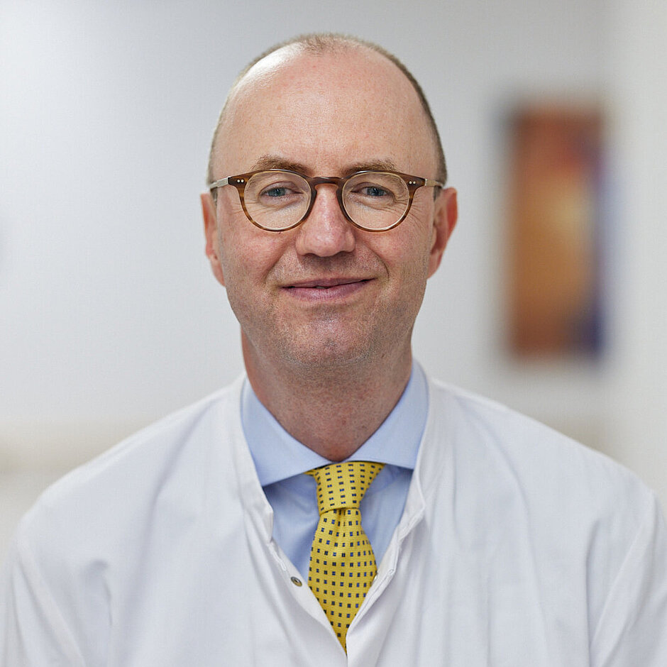 Porträt von Chefarzt Prof. Dr. med. Amadeus Hornemann, Facharzt der Klinik für Operative Gynäkologie am Bürgerhospital Frankfurt.