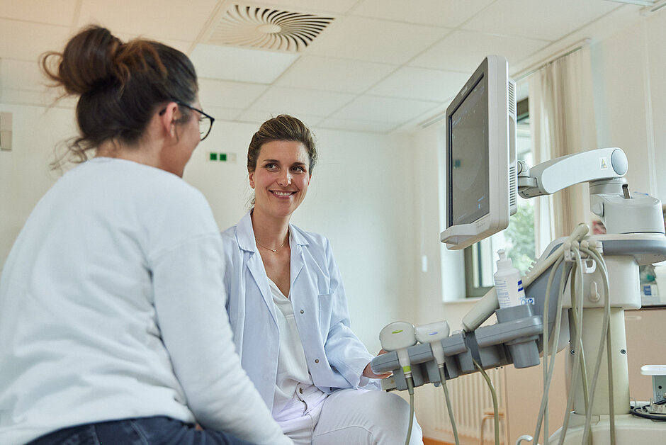 Ärztin im Gespräch mit Patientin im Beckenbodenzentrum des Bürgerhospitals Frankfurt.