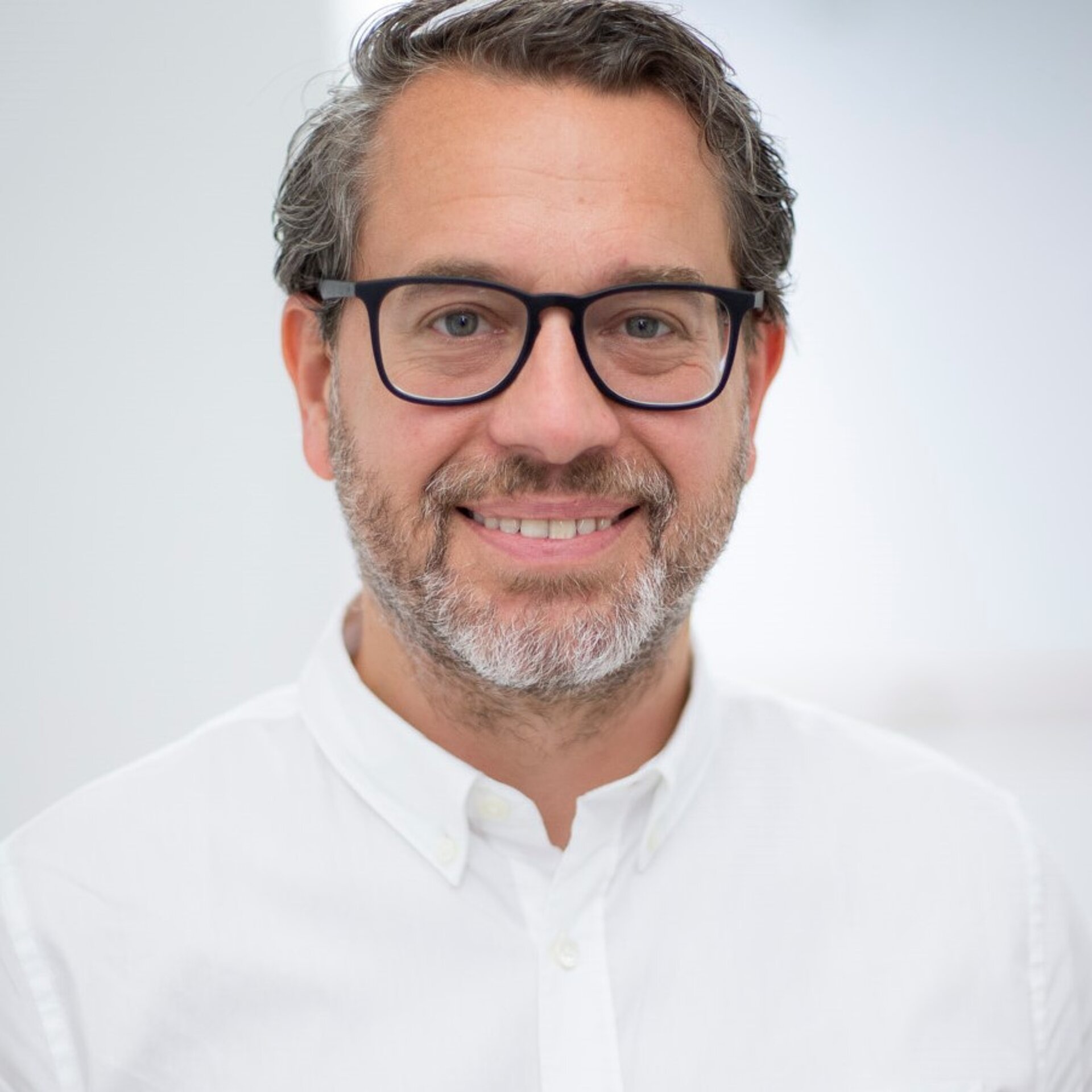 Porträt des Chefarzts der Abteilung Allgemein- & Viszeralchirurgie Dr. med. Fabian A. Helfritz