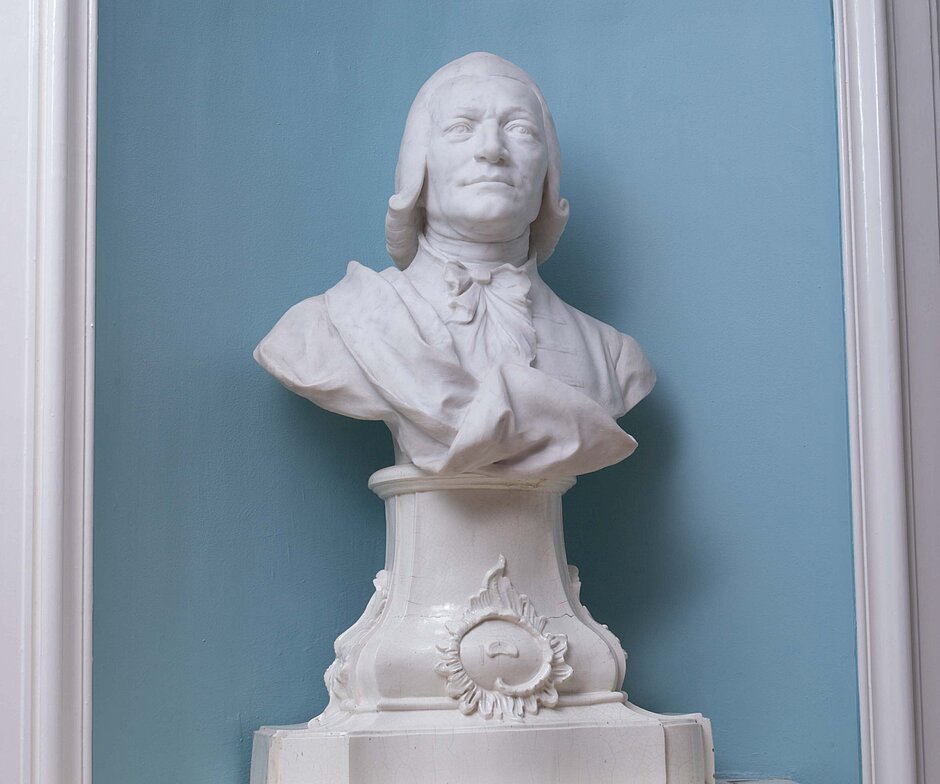 Eine Marmorbüste von Dr. Johann Senkenberg steht auf einer Erhöhung