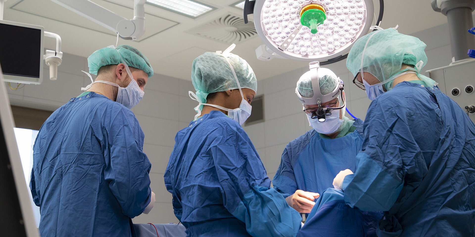 Operationsteam der Chirurgie Frankfurt während eines Eingriffs im OP-Saal.
