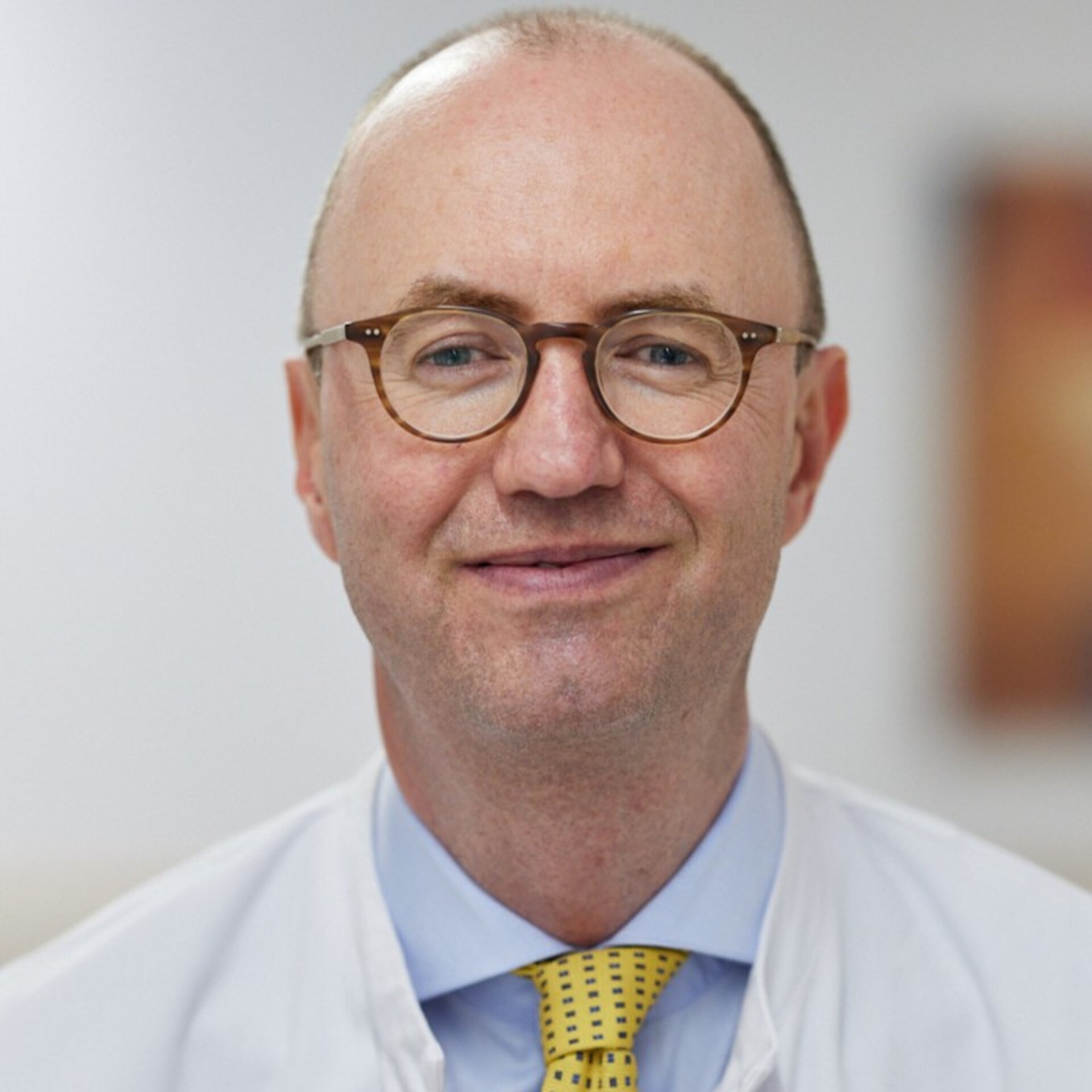Porträt von Chefarzt Prof. Dr. med. Amadeus Hornemann, Facharzt der Klinik für Operative Gynäkologie am Bürgerhospital Frankfurt.