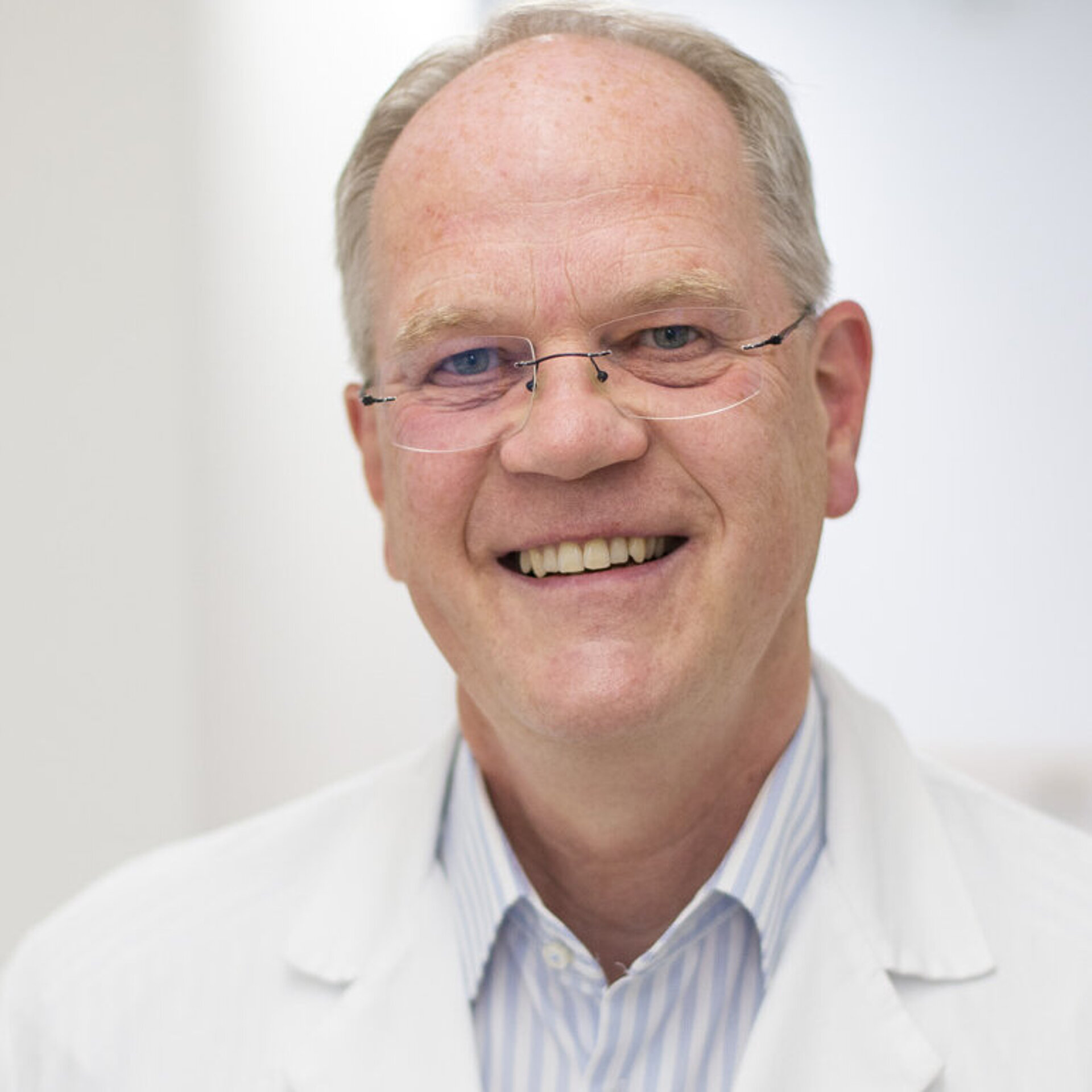 Porträt Chefarzt Prof. Dr. med. Dr. med. habil. Franz Bahlmann der Abteilung Frauenheilkunde & Geburtshilfe