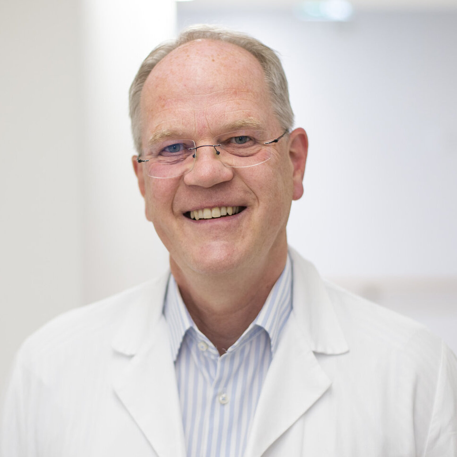 Porträt Chefarzt Prof. Dr. med. Dr. med. habil. Franz Bahlmann der Abteilung Frauenheilkunde & Geburtshilfe