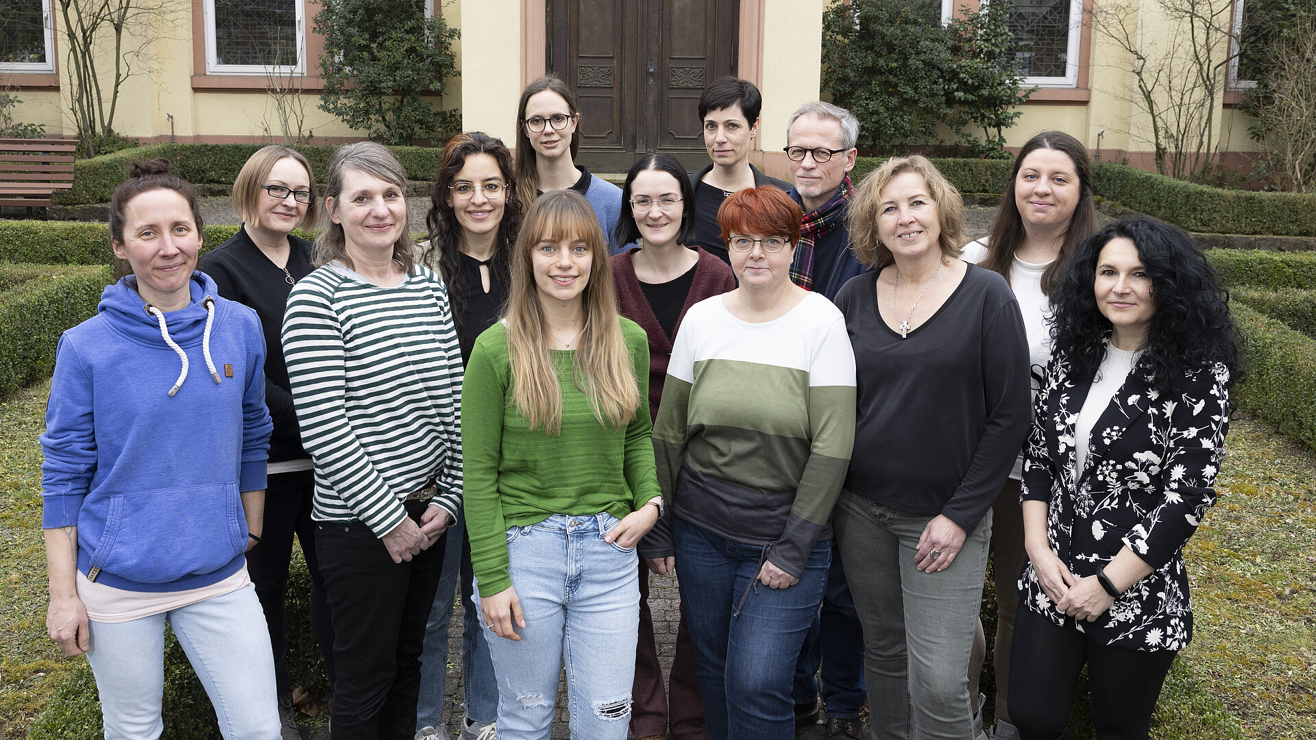 Gruppenfoto des Personals der Ab­hängig­keits­erkrankungen und Konsiliarpsychiatrie im Außenbereich