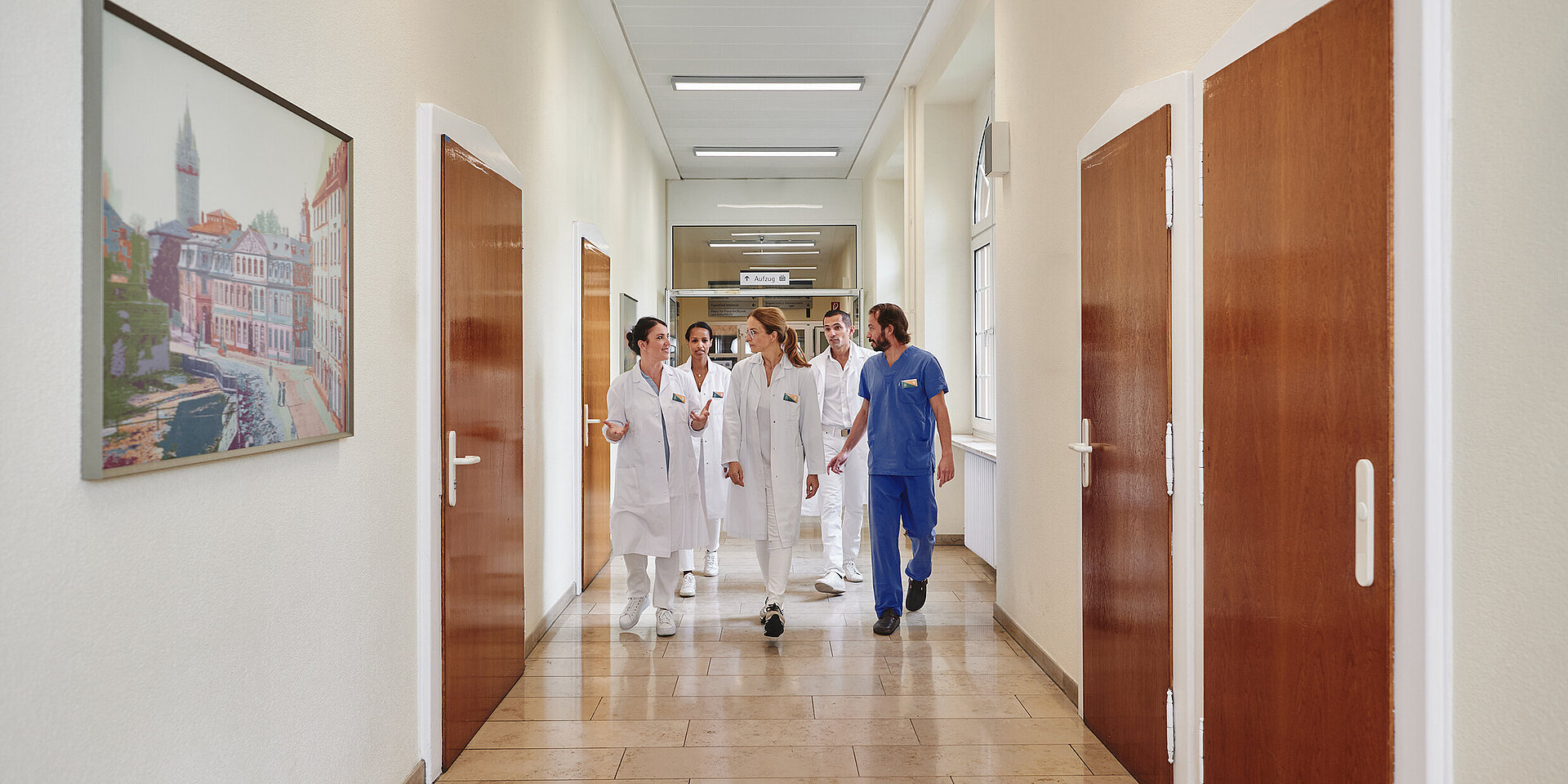 Ärzte laufen einen Klinikgang runter