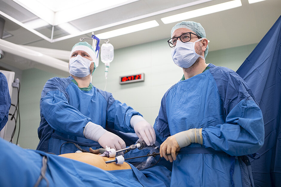 Medizinisches Team, das eine laparoskopische Operation durchführt