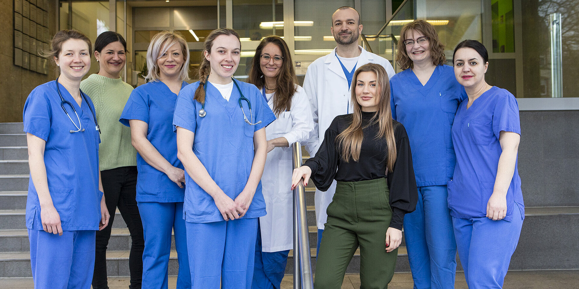 Gruppenfoto des Personals der Zentralen Notaufnahme vor dem Eingang des Bürgerhospitals