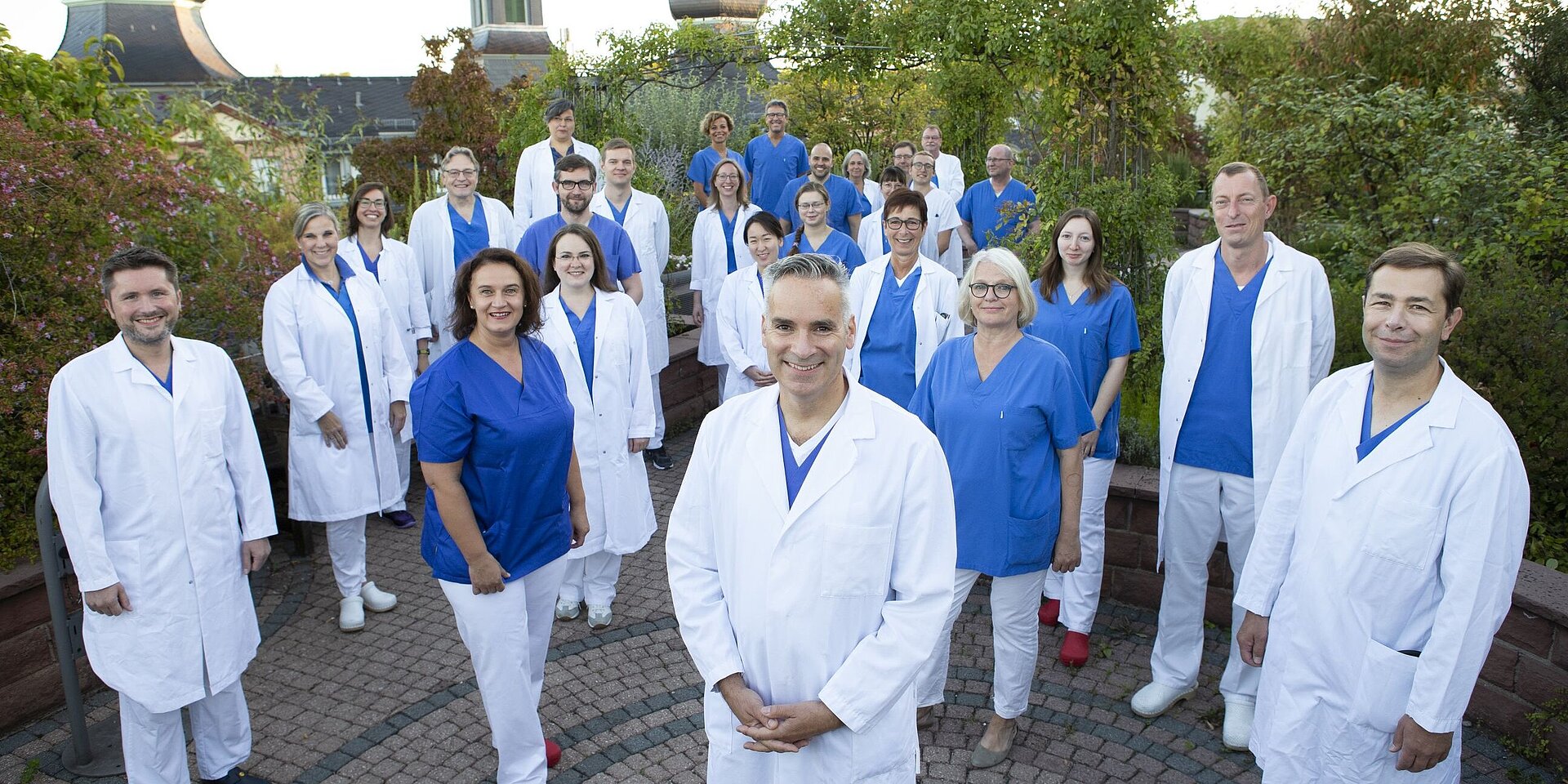 Gruppenfoto des Personals der Anästhesie und Kinderanästhesie im Außenbereich