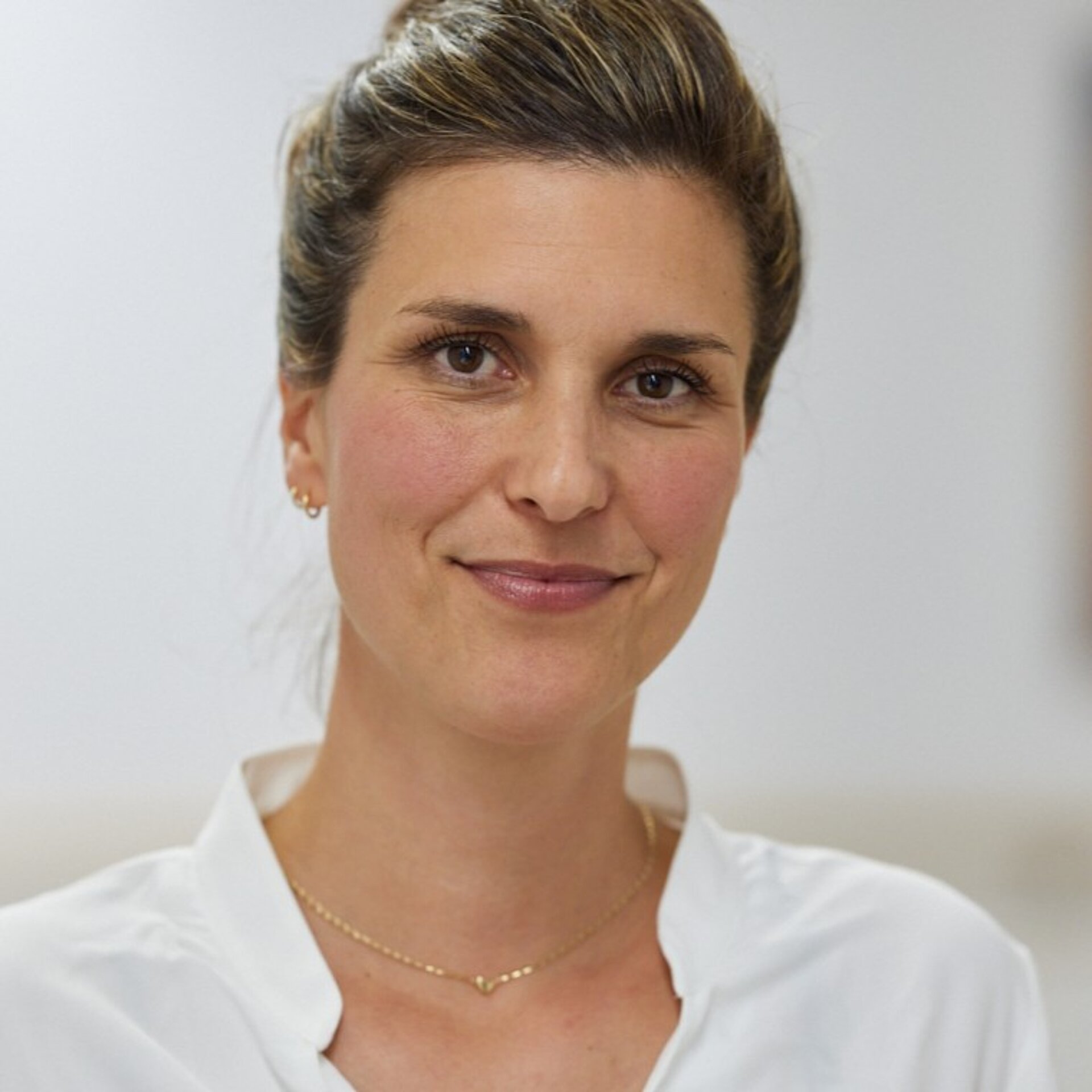 Porträt von Dr. med. Vivien Engler, Leitende Oberärztin der Klinik für Operative Gynäkologie am Bürgerhospital Frankfurt.