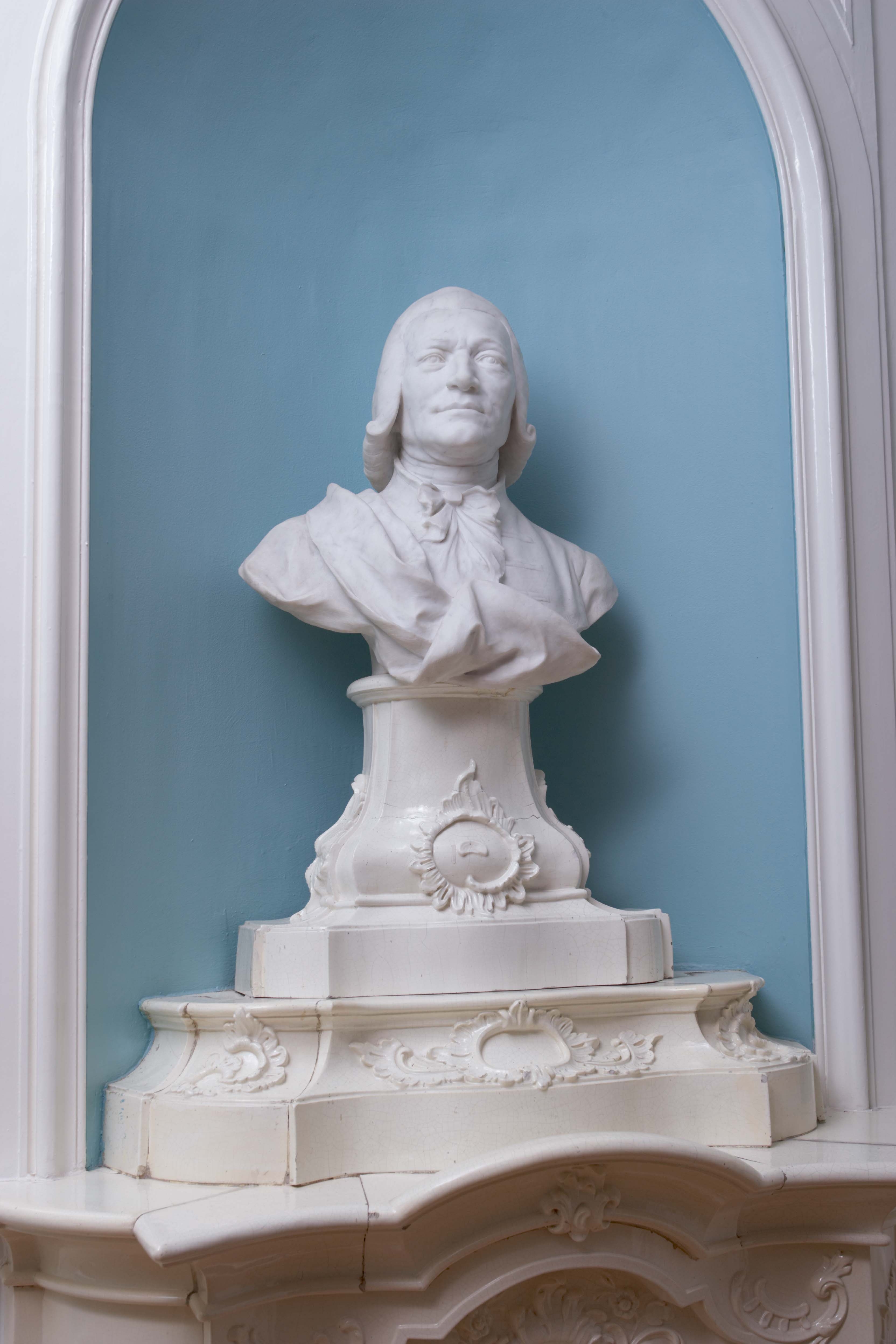 Eine Marmorbüste von Dr. Johann Senkenberg steht auf einer Erhöhung