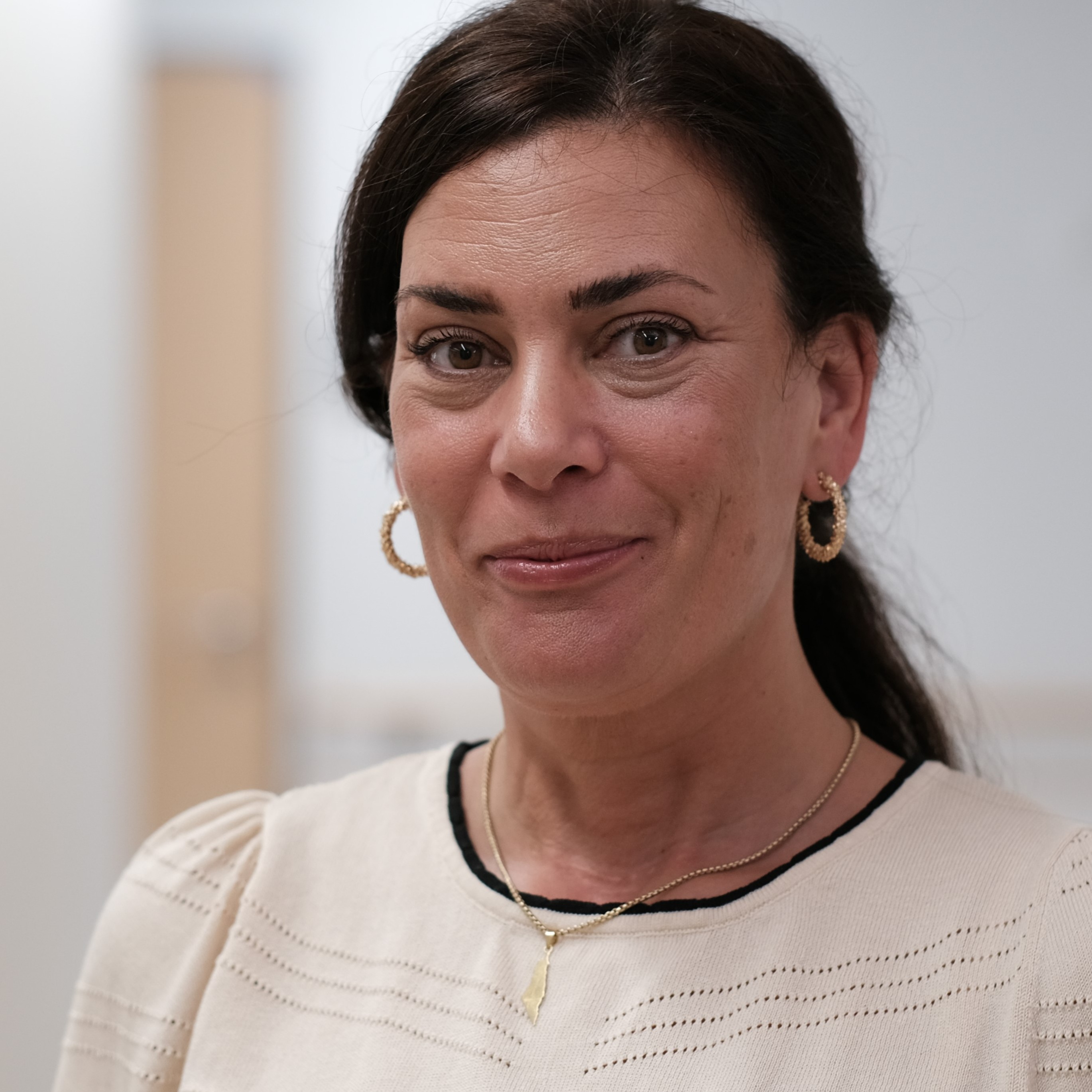 Porträt der Chefarztsekretärin der Abteilung Allgemein- & Viszeralchirurgie Mouna Rügge