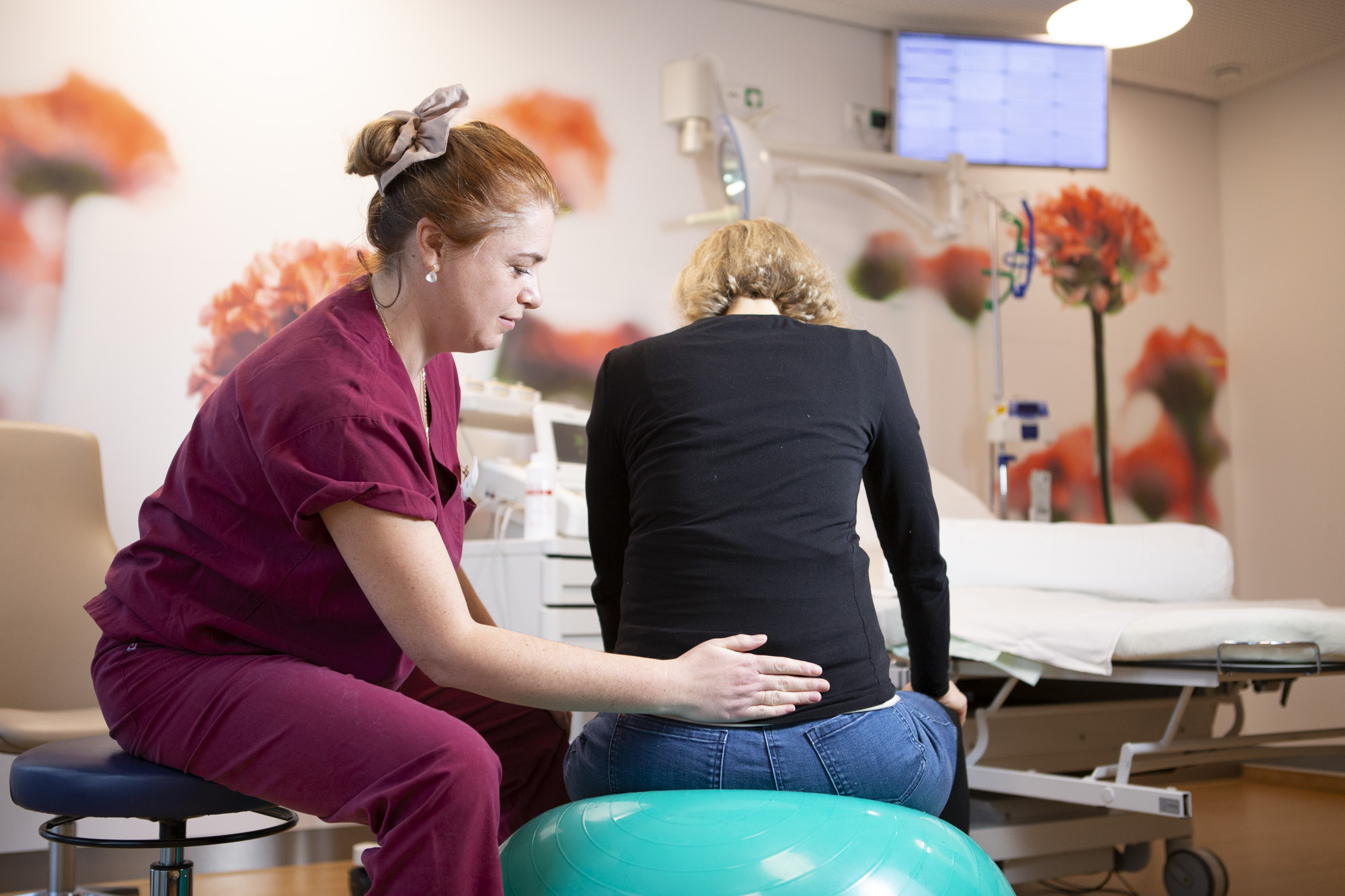 Kreißsaal: Geburtshilfe mit individueller Unterstützung durch Hebamme und Einsatz von Hilfsmitteln wie Gymnastikball.