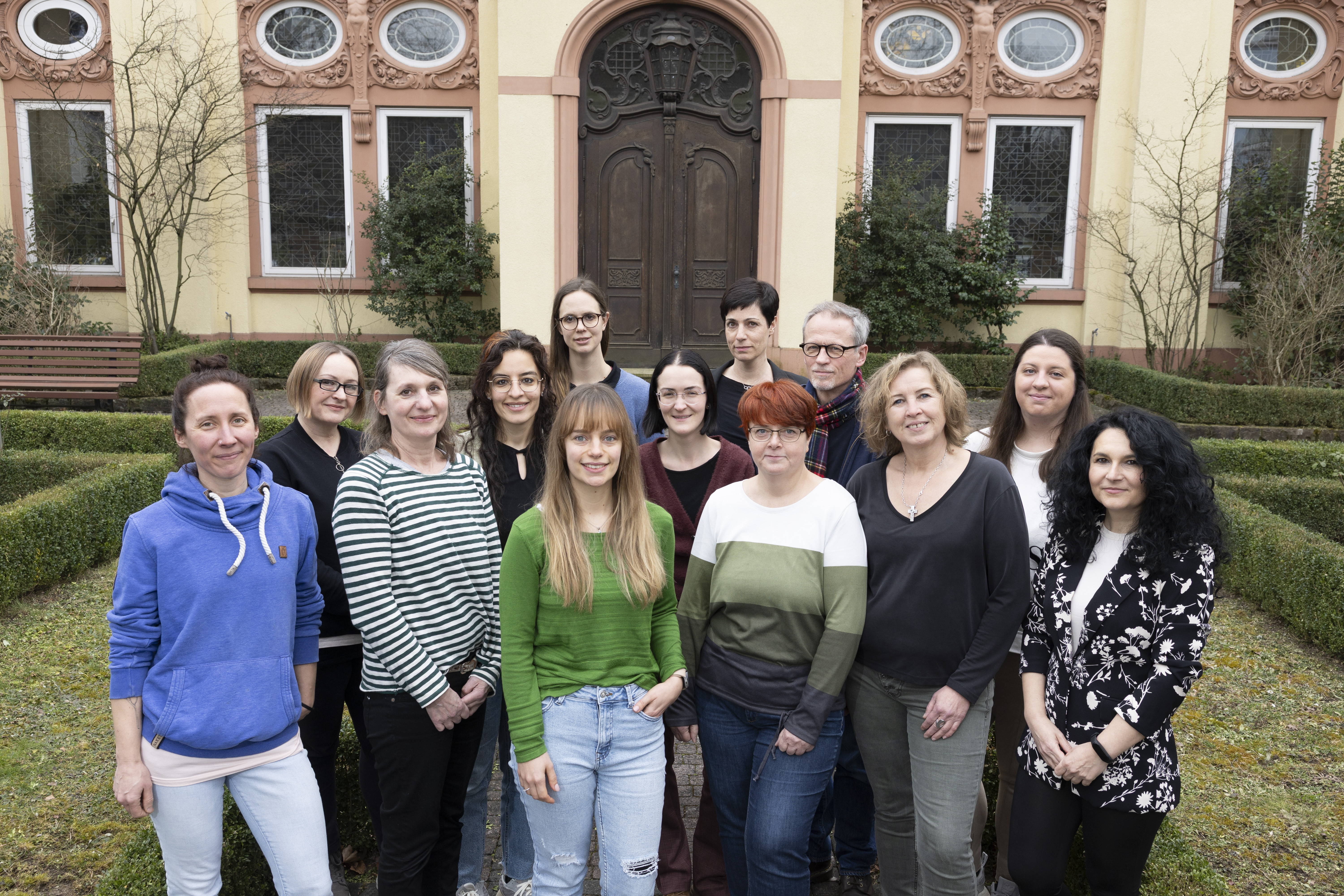 Gruppenfoto des Personals der Ab­hängig­keits­erkrankungen und Konsiliarpsychiatrie im Außenbereich