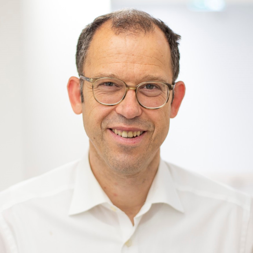  Porträt von Dr. Steffen Kunzmann, Spezialist für Neonatologie und Intensivmedizin für Kinder am Bürgerhospital Frankfurt.