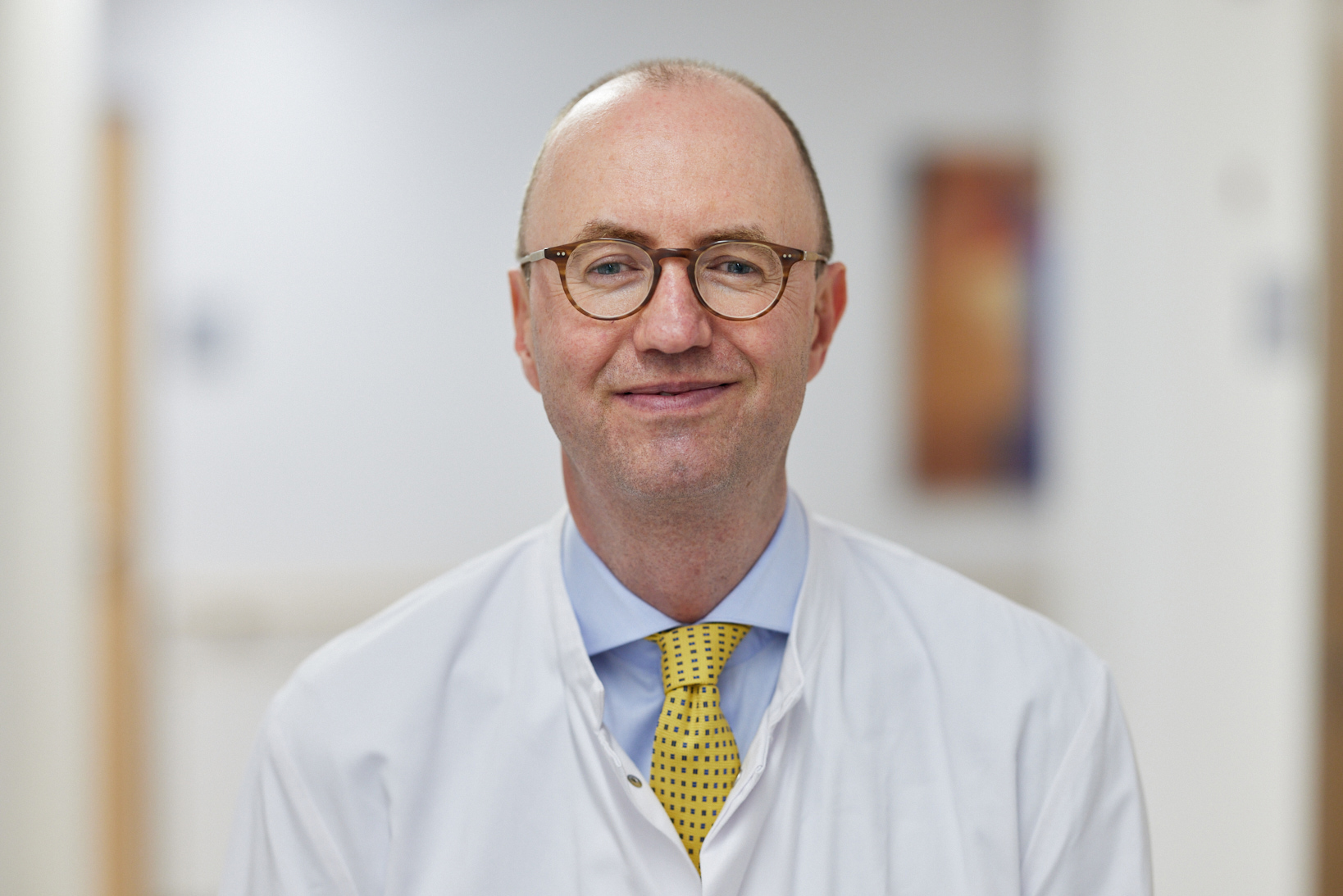 Porträt von Chefarzt Prof. Dr. med. Amadeus Hornemann, Facharzt der Klinik für Operative Gynäkologie am Bürgerhospital Frankfurt.